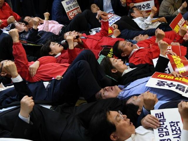 한국당 <strong>해산</strong> '청구' <strong>청원</strong> 만료…靑 답변 준비에 '골머리'