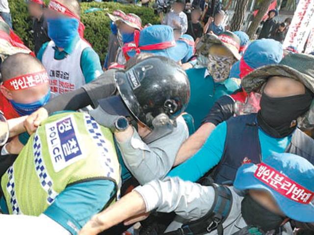 [단독]폭행당한 경찰관 “진압하다 처벌받느니 때리는대로 맞아”