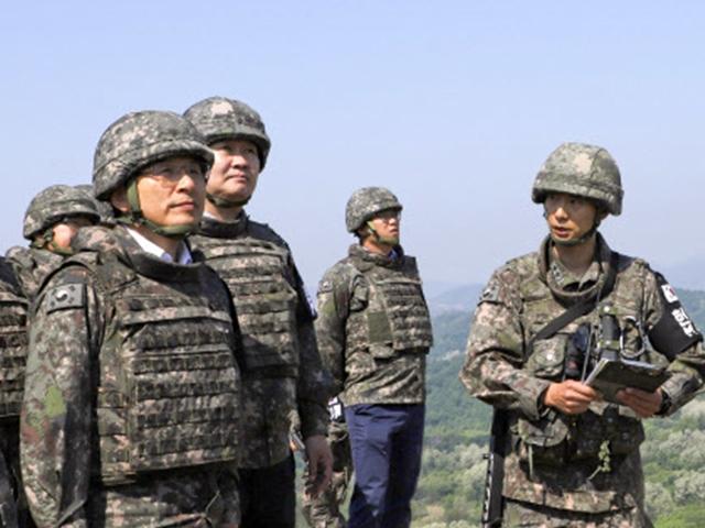 전방 간 황교안 “군은 정부 입장과 달라야”…“항명하란거냐”