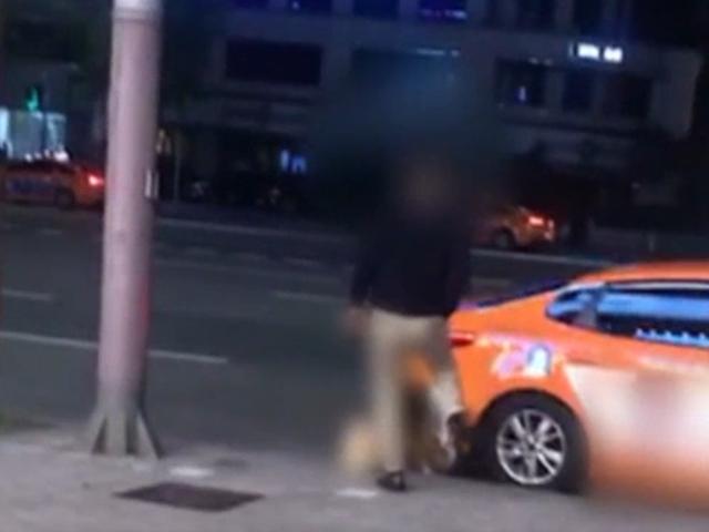 대로변 쓰러진 여성에 다가가 발길질…그는 남자친구였다