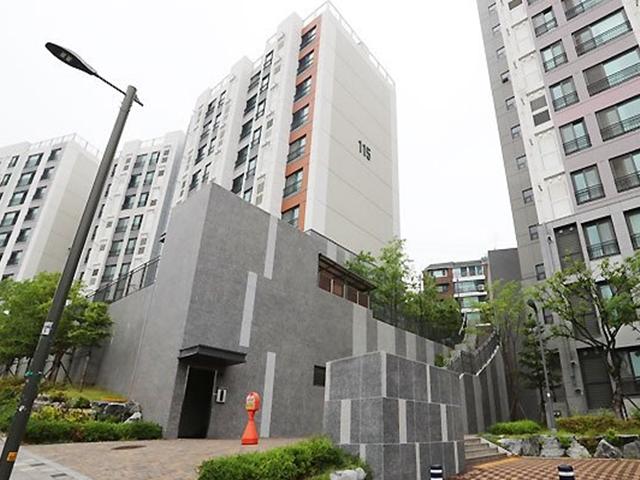 ‘장벽’으로 나누거나 출입구-승강기 따로… 한 아파트 두 세상