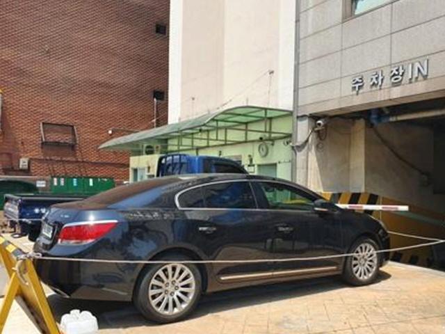 주민들은 무슨 죄… 툭하면 입구에 몹쓸 '승용차 바리케이드'