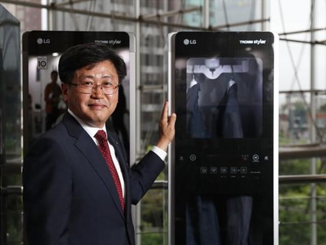 “욕실 물 틀어놔 옷 구김 폈는데…그게 스타일러 <strong>원리</strong>”