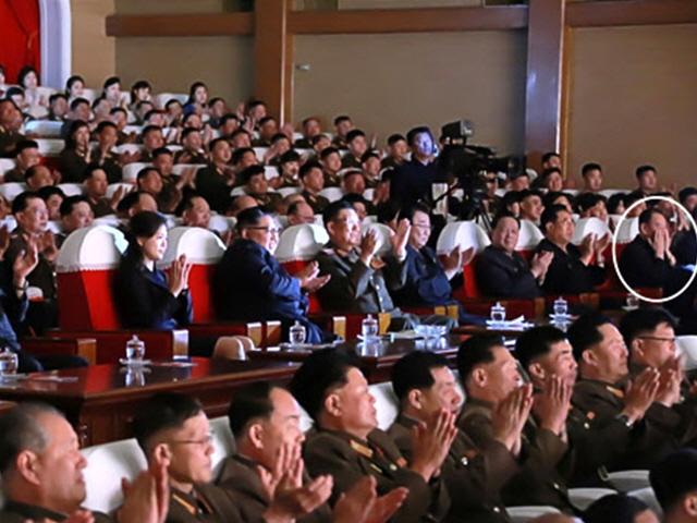 숙청 당했다던 北김영철 건재…김정은과 나란히 공연관람