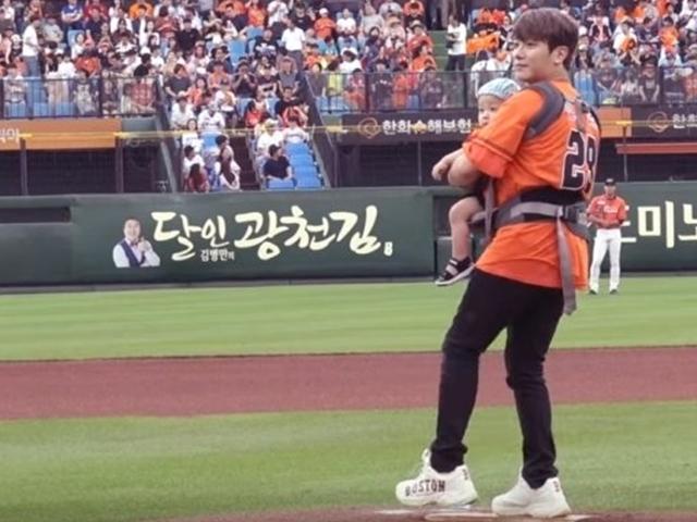 '아기 안고 <strong>시구</strong>' 최민환 "제 부주의, 사과드린다"