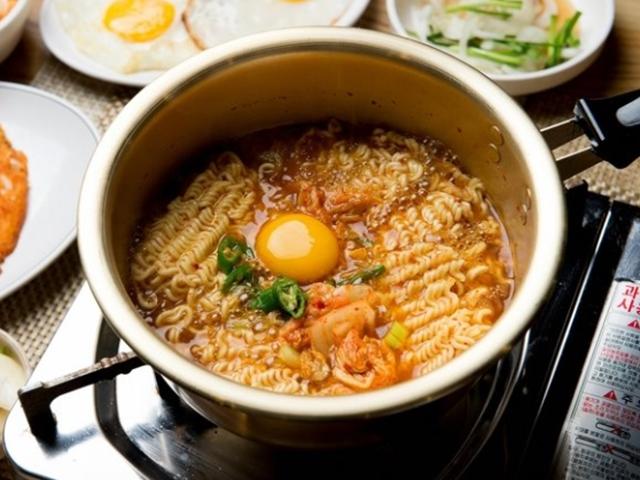 라면도 위험? 새하얀 치아 누렇게 변색 시키는 음식 10
