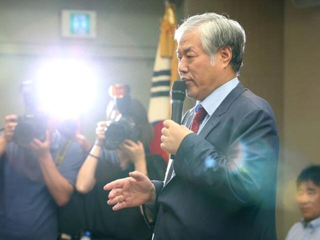 머리끄덩이 잡아당겨···<strong>전광훈</strong> <strong>목사</strong> '文 하야' 회견장 난장판