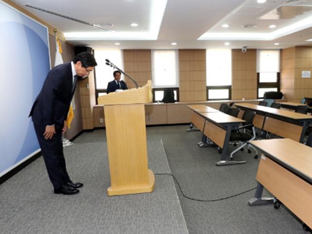 브리핑 한다더니 "질문 사절"...<strong>박근혜</strong>도 울고 갈 박상기 법무부 장관