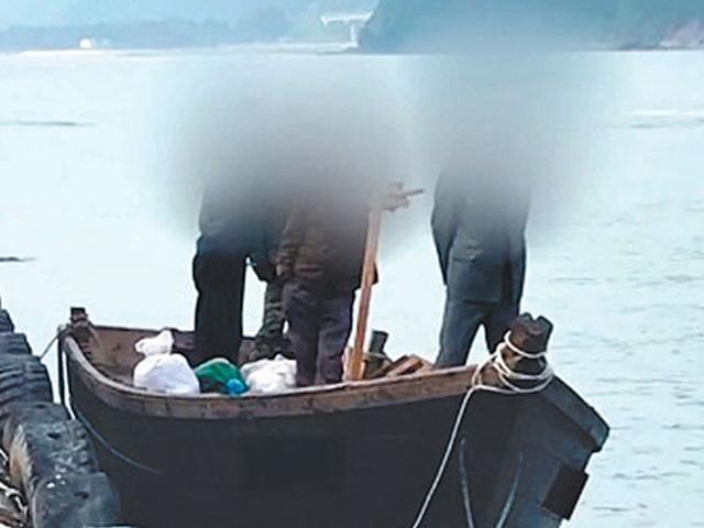 北어선 삼척항 들어와 南주민과 대화까지… 해상판 ‘노크 귀순’