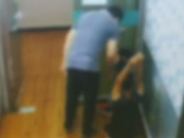 무릎 꿇리고 얼굴 구타…학원장 '무차별 폭행'