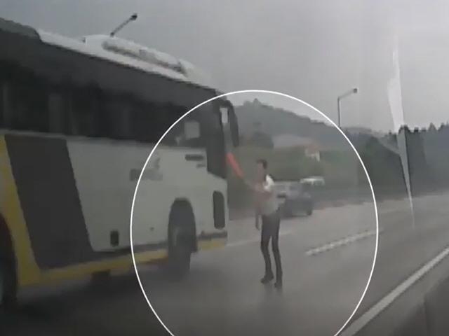 본인 목숨 걸고...빗길 고속도로서 나사못 주운 경찰