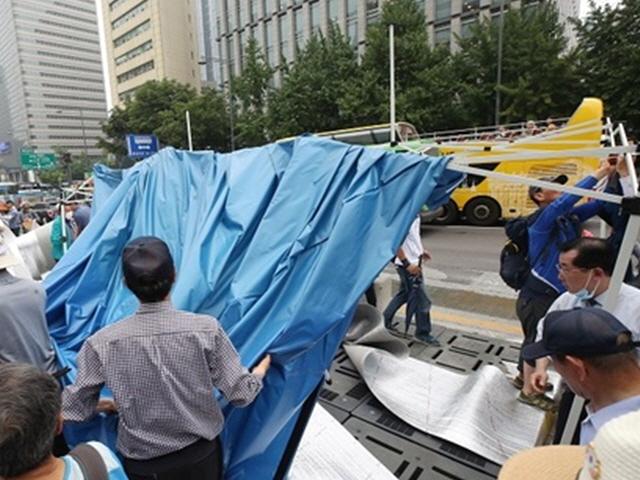 박원순 와도 꿈쩍 않던 우리공화당… 트럼프 오자 ‘광화문 천막’ 철거