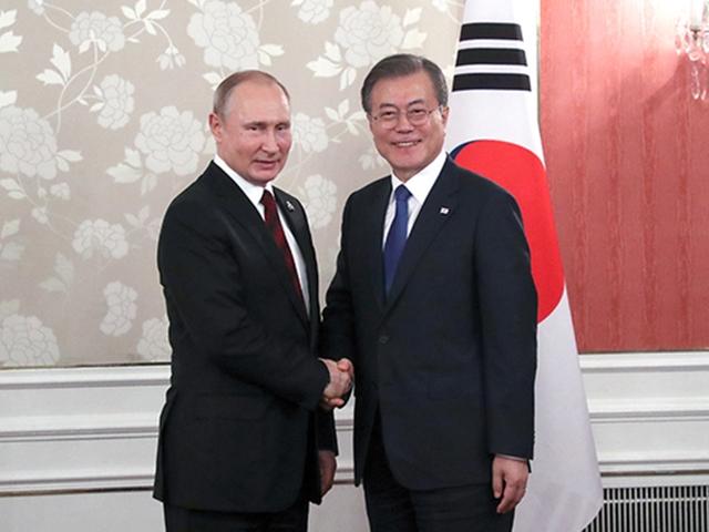 한러정상회담 <strong>111</strong>분 지각한 푸틴…자정 넘겨 새벽 회담