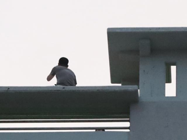 거제 아파트서 전처 회사 사장 흉기 살해범, 밤샘 대치 끝 <strong>투신</strong> 사망