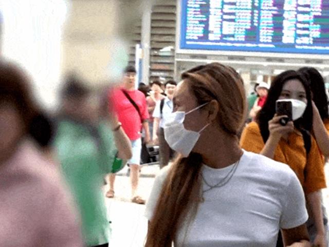 "당당해서 좋다" VS "보기 민망하다" 갈리는 화사 공항패션, 어땠길래?