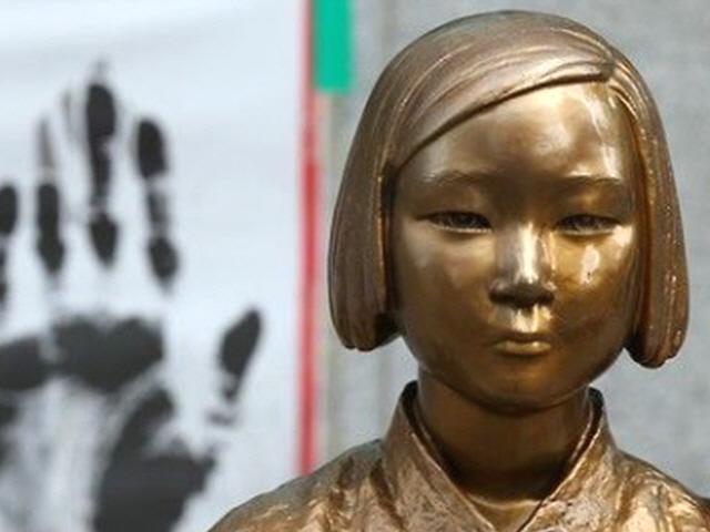 "천황폐하 만세" <strong>소녀상</strong>에 침뱉고 엉덩이 흔들어…"위안부 모욕감 주려고"
