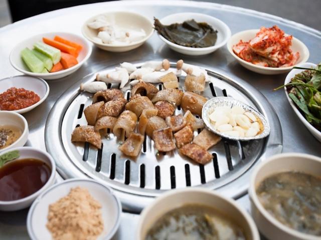 회식 장소로 '딱', 퇴근 전부터 줄 서는 2호선 <strong>껍데기</strong> <strong>맛집</strong> 추천