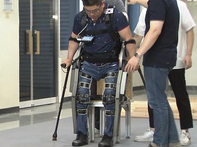 나무 <strong>마네킹</strong>에 '입는 로봇' 입혔더니…'4kg 역기' 번쩍