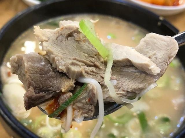 구수한 국물에 슴덩슴덩 잘라낸 담백한 고기, 서울 <strong>돼지국밥</strong> <strong>맛집</strong>