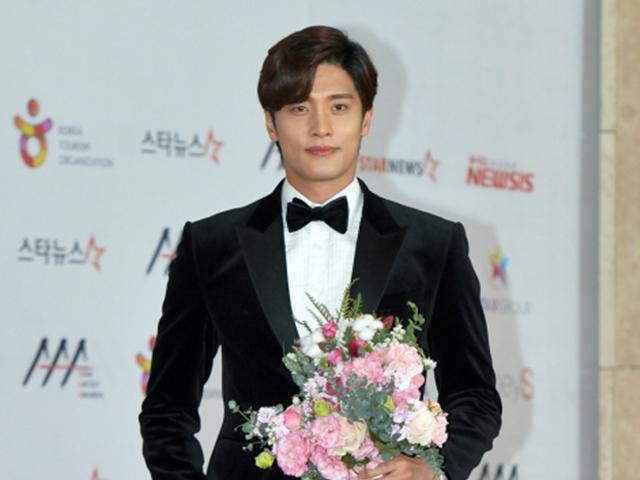 '상습 불법<strong>주차</strong> <strong>논란</strong>' 성훈 측 "차가 커서 부득이하게…" 사과