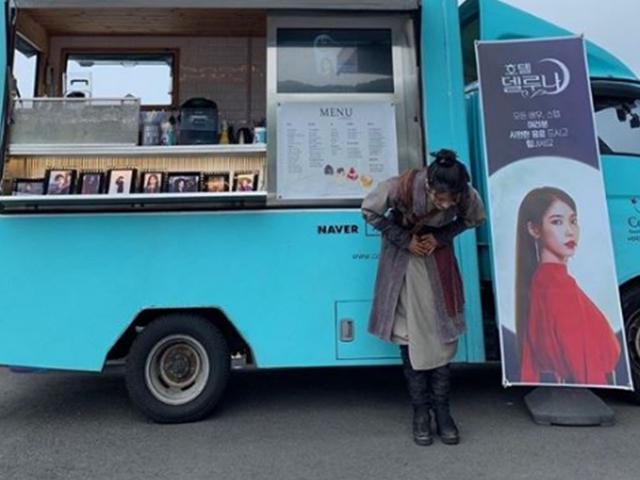 <strong>아이유</strong>, 송승헌 커피차 선물 인증..."자칭 <strong>아이유</strong> 팬클럽 회장"