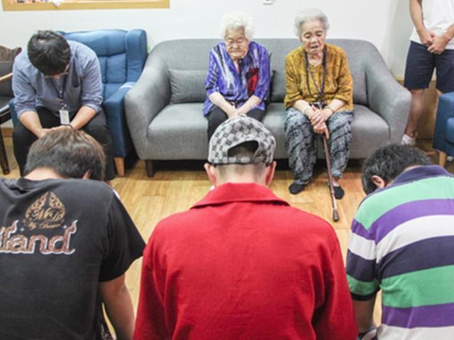 위안부 피해 할머니가 <strong>소녀상</strong> 침 뱉은 청년들을 꾸짖으며 한 말