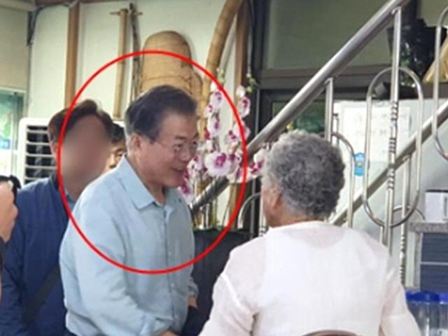‘휴가 반납’ <strong>문재인</strong> <strong>대통령</strong>, 지난 주말 제주도 ‘깜짝’ 방문