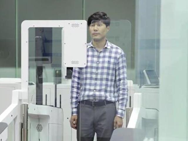 여권 꺼낼 필요 없는 스마트패스, 왜 늦어지나
