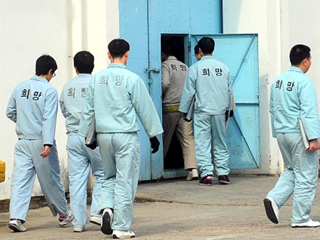 “두목의 삶” “교도소썰”…<strong>도마</strong> 오른 조폭유튜버 콘텐츠