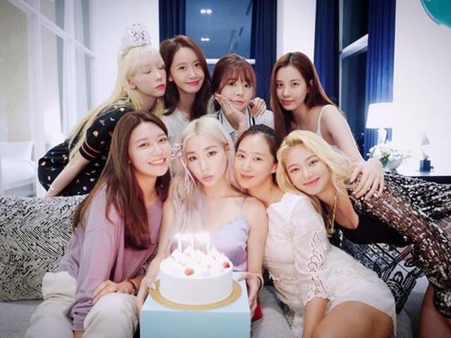 소녀시대 <strong>완전체</strong>, 티파니 생일 위해 모였다..12년째 우정ing