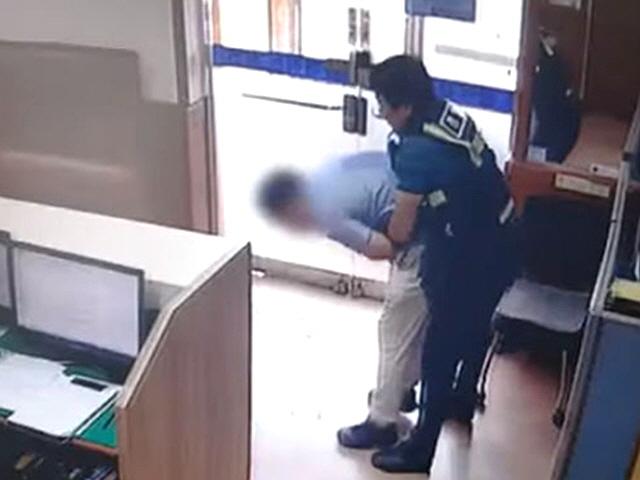 목에 사탕 걸려 숨넘어가는 시민…'하임리히 요법'으로 구한 순경