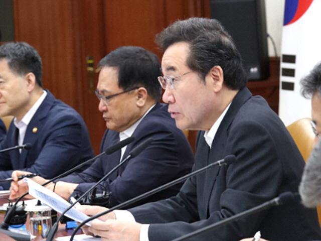 日, 포토레지스트 수출 첫 허용…셈법 복잡해진 文정부