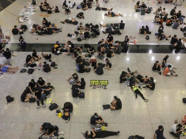 홍콩 국제공항, 하루만에 열렸다…시위대는 또 농성 <strong>예고</strong>