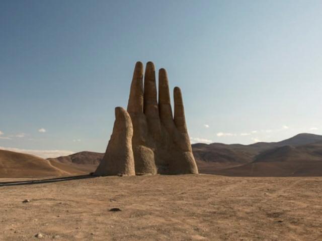 신기루 같네…칠레 사막 위 ‘거인의 손’을 아시나요?