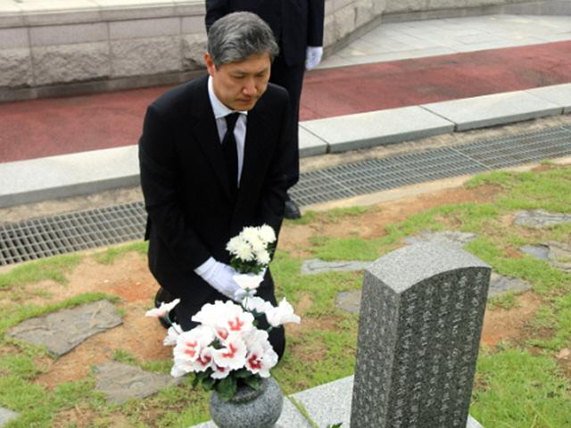 노태우 <strong>아들</strong> 노재헌 "아버지께 보여드리고파"..5·18 묘지 참배
