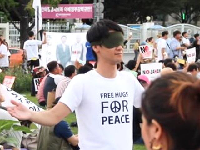 "저는 일본인입니다"···<strong>반일</strong> 집회 옆에서 '프리허그'한 남성