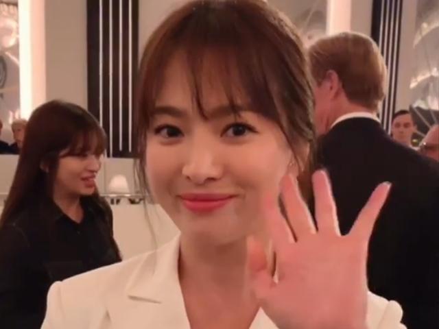 송혜교 근황, 美 랄프 로렌 패션쇼서 ‘환한 미소’
