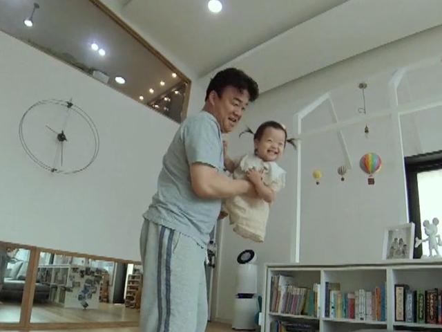 "<strong>딸</strong>들과 꽁냥꽁냥"...'똥강아지들' <strong>백종원</strong>, 집에서는 그냥 <strong>딸</strong>바보 아빠