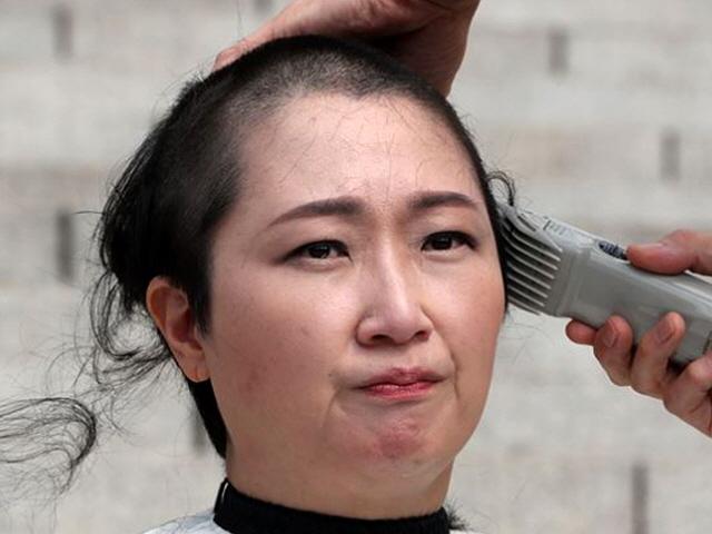 이언주 “조국 임명 철회” 항의 ‘삭발’ 강행