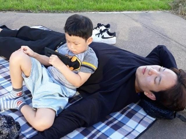 장성규, 붕어빵 아들과 한강 나들이 "<strong>하준이</strong> 만화 봐주는 자상한 아빠"