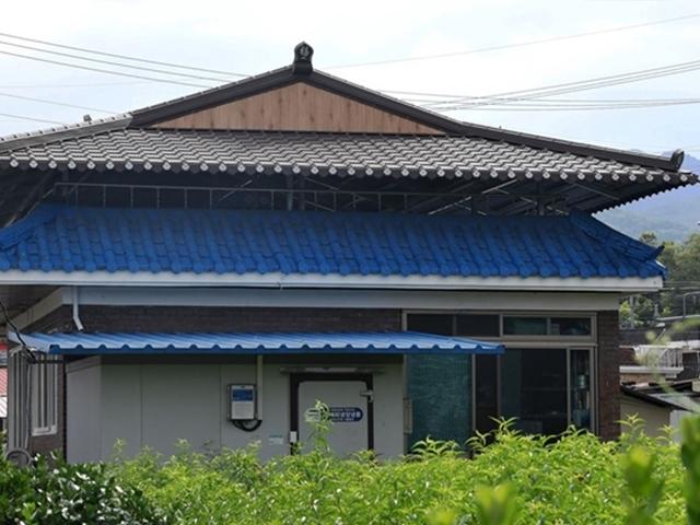 양복에 갓 쓴 듯... 양옥집과 한옥지붕의 이상한 동거