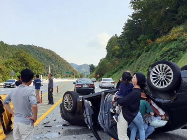 2살아기 등 일가족 탄 차량 전복 응급구조한 병사 '화제'