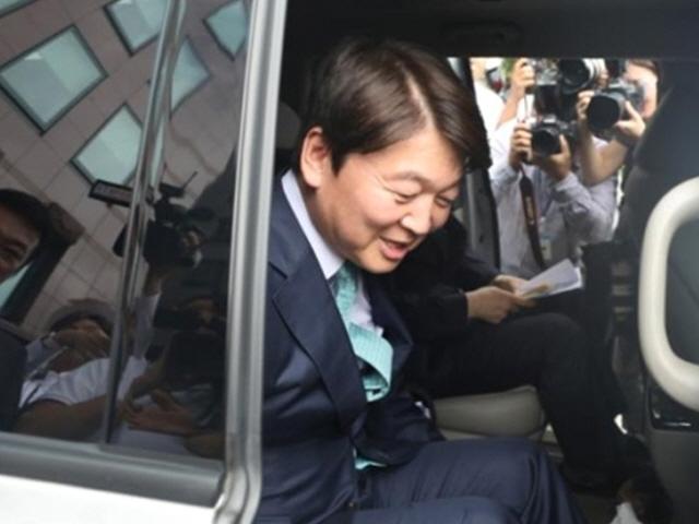 안철수의 ‘밀당 정치’…<strong>복귀</strong>시기, 내년으로 늦춰지나