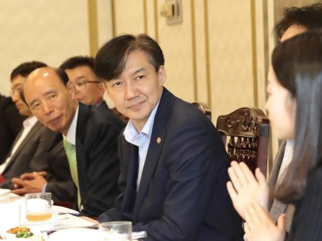 靑 '조국 임명 촉구vs 반대' 청원에 "인사권자인 대통령의 권한"