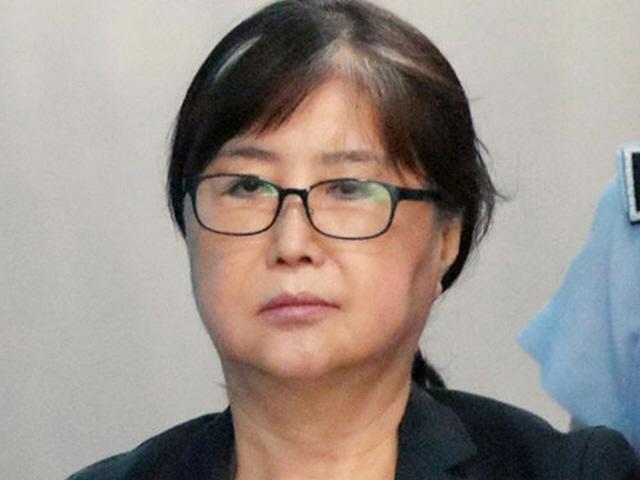 "박근혜한테 편지도 못쓰게 해"…<strong>최순실</strong> 세 번째 고발장