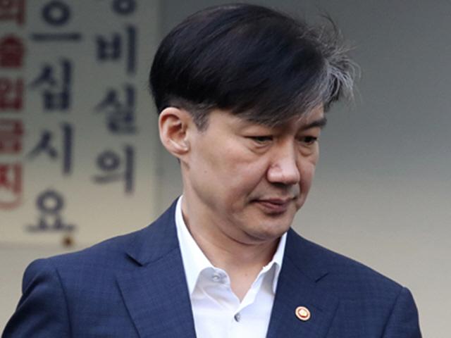 <strong>조국</strong> “<strong>민정수석</strong> 때 ‘윤석열 접대’ 허위 판단”