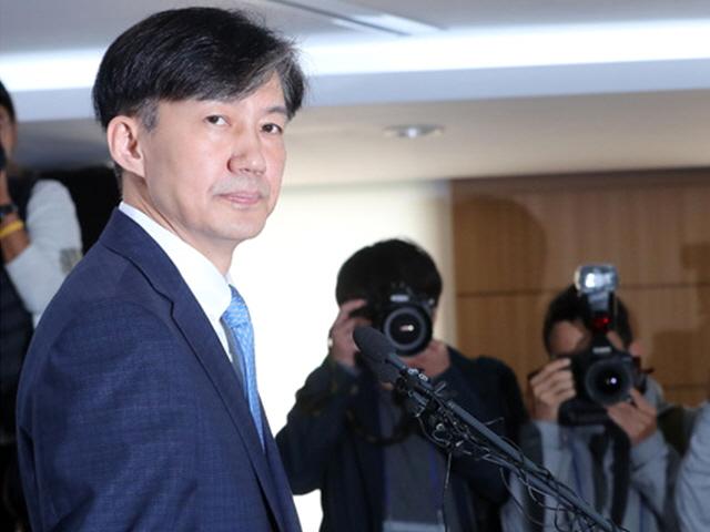 조국, 취임 35일만에 <strong>사퇴</strong>…"개혁 불쏘시개 여기까지"
