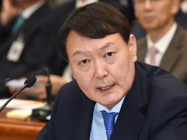 '<strong>조국</strong> 수사' 침묵 깬 윤석열 "좌고우면 않고 원칙대로 처리할 것"