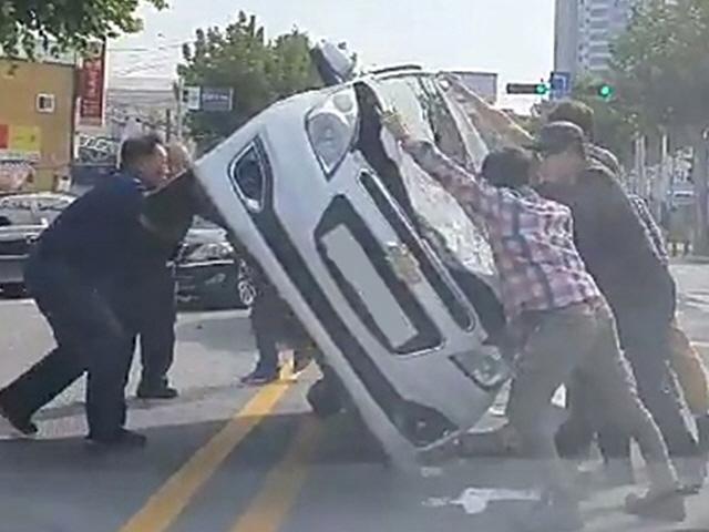 뒤집힌 <strong>차량</strong> 바로 세워 운전자 구한 시민들