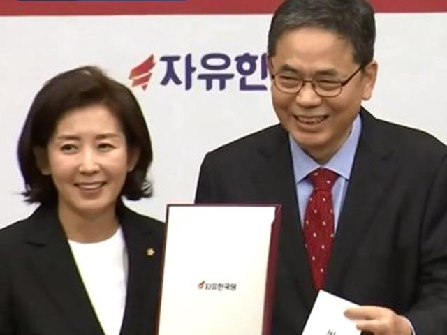 조국 낙마에 ‘표창장+50만원 상품권’ 준 한국당…당내서도 눈총